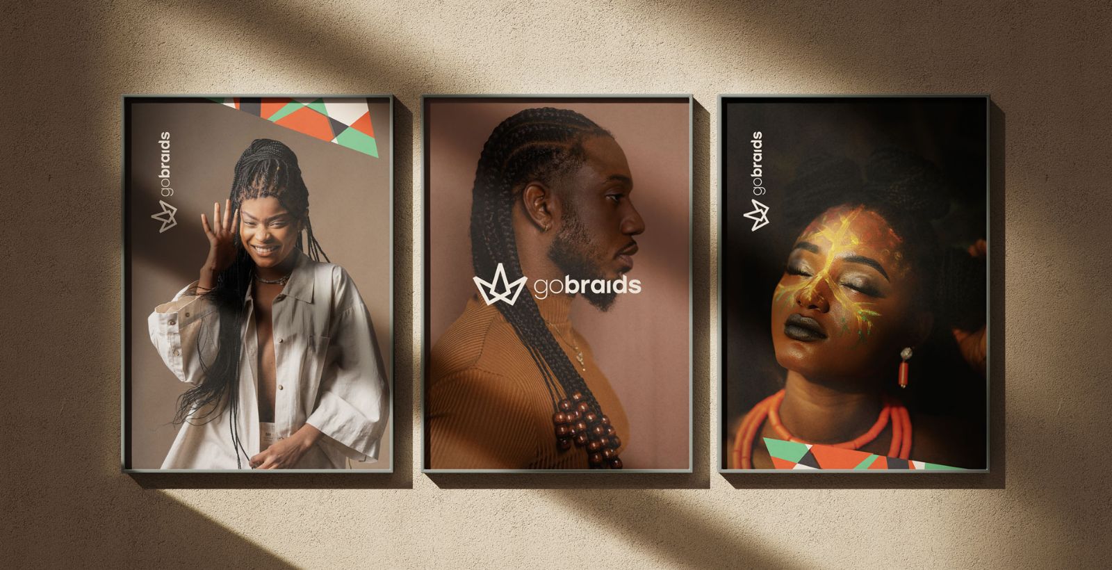 Quadros com fotografias de pessoas trançadas e a marca GoBraids